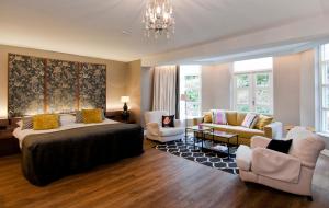 A seating area at Hotel Kasteel Bloemendal