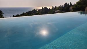 ウルツィニにあるMarelis condo with sea viewの海の景色を望む大きなプール