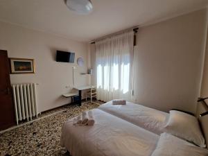 维琴察Albergo D'Ambros - Casa Belfiore Group的带白色床和窗户的卧室
