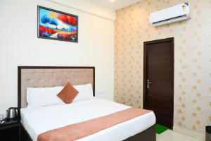 una camera d'albergo con letto e condizionatore d'aria di hotel infraview a Zirakpur