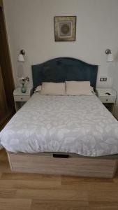 Málaga Centro, 2 habs, Piscina en azotea, 2 terrazas y parking privado في مالقة: غرفة نوم بها سرير كبير وطاولتين جانبيتين +7 صور