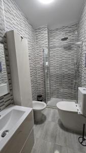 Málaga Centro, 2 habs, Piscina en azotea, 2 terrazas y parking privado في مالقة: حمام مع حوض استحمام ومرحاض ومغسلة