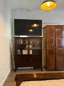 ein Entertainment-Center mit einem Flachbild-TV an der Wand in der Unterkunft Zacisze Krasińskiego in Toruń