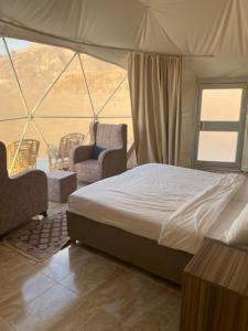 Postel nebo postele na pokoji v ubytování Wadi Rum Sarab Camp + 36 fotografií