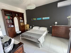 een slaapkamer met een bed en een boekenplank bij MarePia in San Benedetto del Tronto +4 foto's