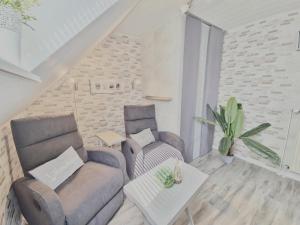 ノイハルリンガージールにあるFerienwohnung Seeblickのリビングルーム(椅子2脚、ソファ付)
