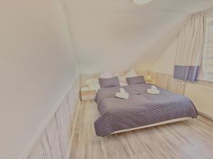 ノイハルリンガージールにあるFerienwohnung Seeblickのベッドルーム1室(大型ベッド1台、枕2つ付)
