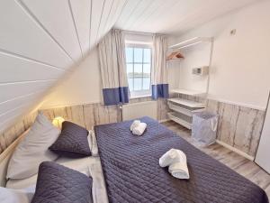 ノイハルリンガージールにあるFerienwohnung Seeblickのタオルが敷かれた大きなベッドのある寝室 +10枚の写真