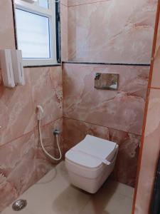 シリグリにあるcozy comfort homestayのトイレと窓のあるバスルーム +17枚の写真