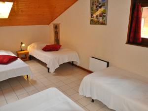 Pokój z dwoma łóżkami z białą pościelą w obiekcie Appartement cosy au cœur du village, avec balcon, acceptant animaux - Idéal familles! - FR-1-692-7 w mieście La Chapelle-dʼAbondance