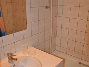 Łazienka w obiekcie Appartement cosy au cœur du village, avec balcon, acceptant animaux - Idéal familles! - FR-1-692-7