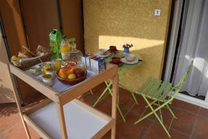 a table with a bowl of fruit and juice on it at Chambre la canauloise in Canaules-et-Argentières