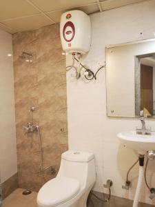ニューデリーにあるHotel Air City Near Delhi Aiportのバスルーム(シャワー、トイレ、シンク付)