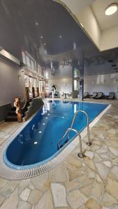 a large swimming pool in a large room at Tatrzańska Prowansja SPA&SKI Apartament in Zakopane