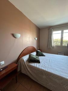 Les Oliviers في مونتانياك: غرفة نوم بها سرير ووسادتين عليه