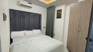 1bed apartment with balcony and Pool客房内的一张或多张床位