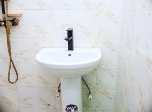 Okunola1bed apartment with balcony and Pool的浴室设有白色大理石墙壁和白色水槽。