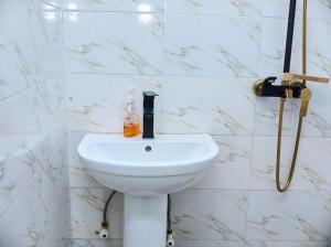 1bed apartment with balcony and Pool的一间浴室