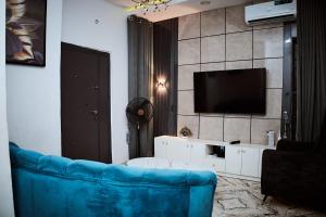 1bed apartment with balcony and Pool的电视和/或娱乐中心