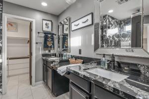 a bathroom with two sinks and a large mirror at Spacious Entire Home 4B & 2.5B in Avondale Arizona in Avondale +46 photos