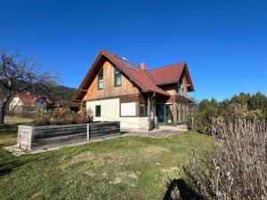 a house with a red roof on top of a yard at Haus am Ring in Spielberg