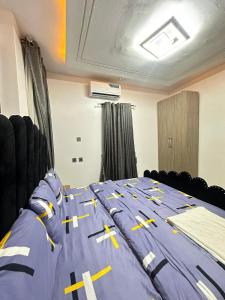 Vuode tai vuoteita majoituspaikassa 2 BDR Furnished Apt 24h power with pool