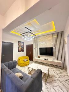 TV tai viihdekeskus majoituspaikassa 2 BDR Furnished Apt 24h power with pool