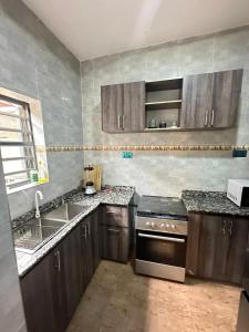 Majoituspaikan 2 BDR Furnished Apt 24h power with pool keittiö tai keittotila