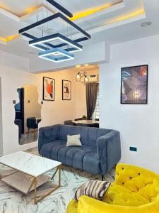 Oleskelutila majoituspaikassa 2 BDR Furnished Apt 24h power with pool