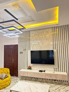 TV tai viihdekeskus majoituspaikassa 2 BDR Furnished Apt 24h power with pool