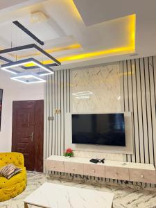 TV tai viihdekeskus majoituspaikassa 2 BDR Furnished Apt 24h power with pool