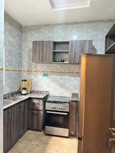Majoituspaikan 2 BDR Furnished Apt 24h power with pool keittiö tai keittotila
