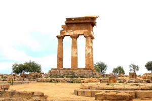 un monumento tra le rovine di un edificio con colonne di B&B Nettuno San Leone a San Leone