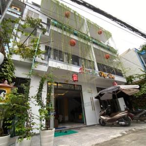 einem Roller, der vor einem Gebäude geparkt ist in der Unterkunft Tự Do Homestay Huế in Hue + 28 Fotos