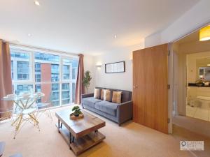 Khu vực ghế ngồi tại London ExCeL Stays - One bed Apartment