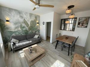 a living room with a couch and a table at Le Colibri in Vinneuf