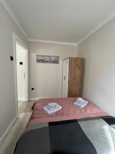 Una cama o camas en una habitación de Apartmani Djordjevic