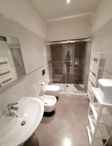 een badkamer met een wastafel, een toilet en een douche bij MarePia in San Benedetto del Tronto