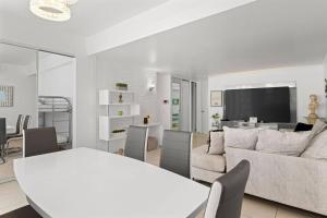 Μια τηλεόραση ή/και κέντρο ψυχαγωγίας στο Family Home With Pool Near to The Airport and Solar Panel