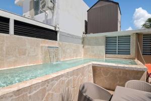 Πισίνα στο ή κοντά στο Family Home With Pool Near to The Airport and Solar Panel