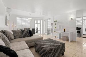 Η κουζίνα ή μικρή κουζίνα στο Family Home With Pool Near to The Airport and Solar Panel