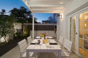 - biały stół i krzesła na patio w obiekcie VILLA CHARLANA by Buenavilla w Puerto del Carmen