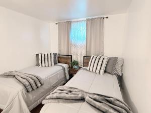 una habitación con dos camas y una ventana en Cozy Pocono Escape, en Tobyhanna