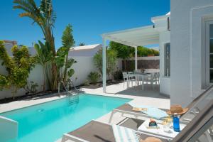 Willa z basenem i patio w obiekcie VILLA CHARLANA by Buenavilla w Puerto del Carmen