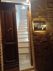 una scala con un cartello che recita "Nelle stanze di Buffalo Bill" di Il Rifugio del Borgo a Città della Pieve