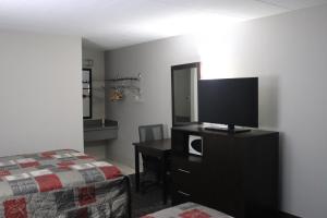 Postel nebo postele na pokoji v ubytování Fort York Motel