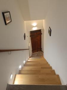 un corridoio con scale con una porta di legno e una porta di legno di Il Rifugio del Borgo a Città della Pieve Altre 21 foto