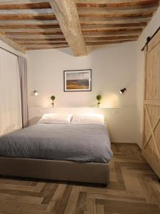 una camera da letto con un letto e un pavimento in legno di Il Rifugio del Borgo a Città della Pieve