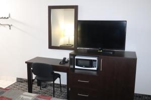TV a/nebo společenská místnost v ubytování Fort York Motel
