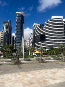 panoramę miasta z wysokimi budynkami i palmami w obiekcie Flat Meireles Fortaleza w mieście Fortaleza